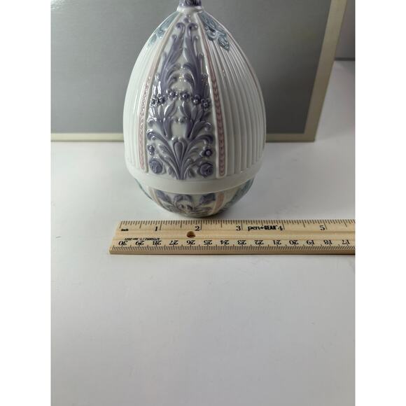 Lladró 06295 “Winter Egg” Four Seasons Surprise Egg w/ Poinsettia, Retired 1987 - Picture 1 of 16